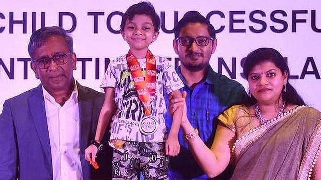 அறுவை சிகிச்சை….. தந்தையின் சிறுகுடலை மகனுக்கு பொருத்தி சாதனை…. நெகிழ்ச்சி சம்பவம்….!!