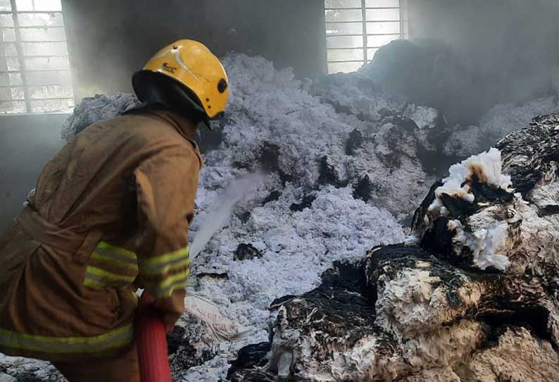 திடீரென ஏற்பட்ட தீப்பொறி…. தொழிலாளர்கள் அளித்த தகவல்…. தீயணைப்பு துறையினரின் முயற்சி….!!