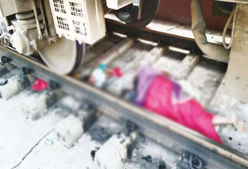 தண்டவாளத்தில் விழுந்த குழந்தை…. காப்பாற்ற குதித்த தாய்…. நொடியில் பிழைத்த அதிசயம்…!!