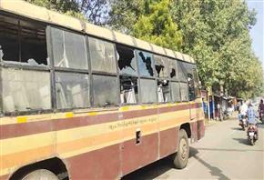 ஓடும் பேருந்தில் ….வாலிபரின் அட்டகாசம்…. அதிர்ச்சியில் உறைந்த பயணிகள்….!!