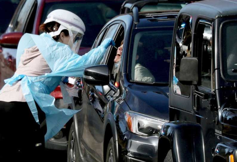 ஒரே நாளில் 3 லட்சம் பேர் பாதிப்பு…. அமெரிக்காவில் தீவிரமடையும் கொரோனா…!!!