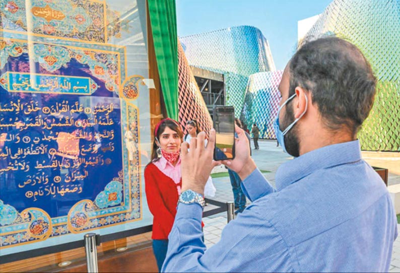 “அடேங்கப்பா!”….. உலகிலேயே பிரம்மாண்டமான திருக்குர்ஆன்…. தங்கத்தால் செய்யப்பட்ட எழுத்துக்கள்….!!!