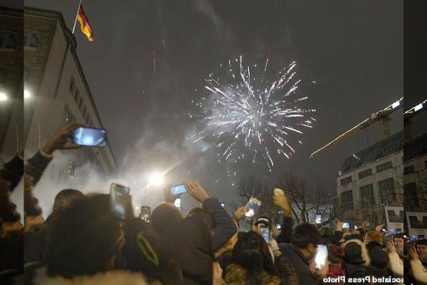 தடையை மீறிய பொதுமக்கள்…. சோகத்தில் முடிந்த புத்தாண்டு கொண்டாட்டம்…. ஜெர்மனியில் நேர்ந்த பரிதாபம்…!!