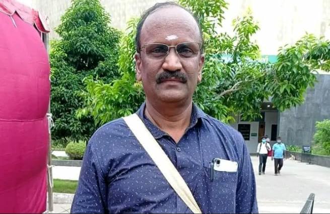 நீட் தேர்வில் வெற்றி பெற்ற 61 வயது ஆசிரியர்…. ஆசை நிறைவேறுமா?…. முட்டுக்கட்டை போடும் மகன்….!!!!