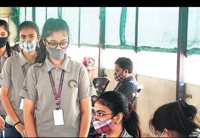 தடுப்பூசி செலுத்தாதவர்களுக்கு பள்ளியில் அனுமதி இல்லை…. மாநில அரசு அதிரடி அறிவிப்பு….!!!!