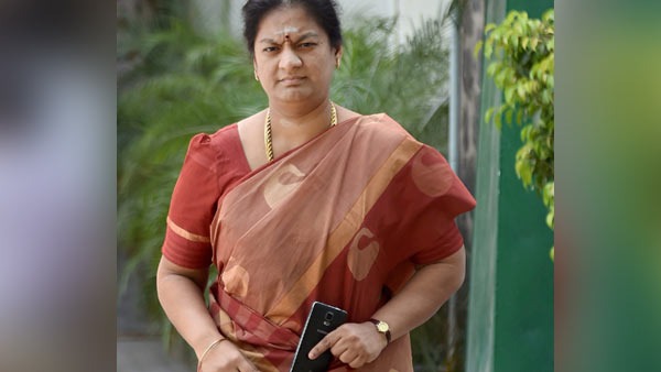 சசிகலா புஷ்பா வீட்டின் படுக்கை அறையில் அரைகுறையுடன் ஆண்கள்…. பரபரப்பு சம்பவம் ….!!!!!