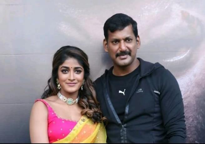 பிரபல தமிழ் நடிகைக்கு கொரோனா…. தனிமைப்படுத்திக் கொண்ட நடிகர்…. வெளியான தகவல்….!!!!