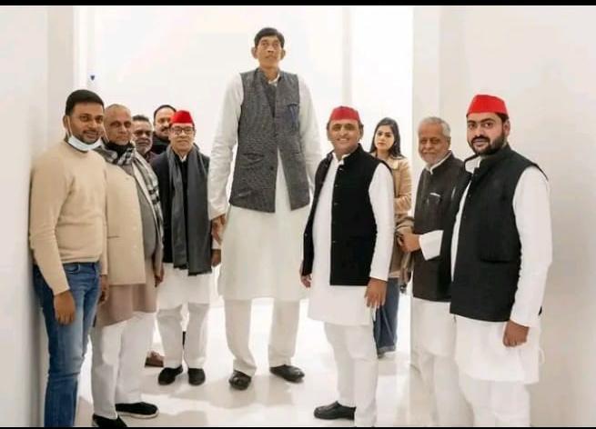 அகிலேஷ் கட்சியில் இணைந்த இந்தியாவின் உயரமான நபர்…. லீக்கான தகவல்….!!!!