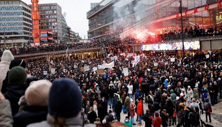 “ரொம்ப டார்ச்சர் பண்றீங்க”…. கட்டுப்பாடுகளால் கடுப்பான பொதுமக்கள்…. போர்க்களமான பிரபல நாடு….!!