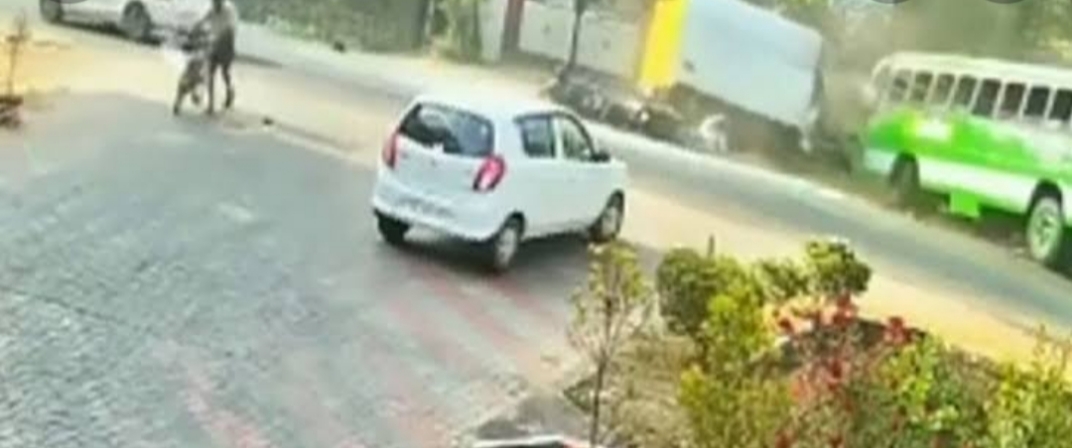 “அடக்கடவுளே!”…. நேருக்கு நேர் மோதிய பேருந்து…. அலறிய பயணிகள்…. பதற வைக்கும் வீடியோ காட்சி….!!!!