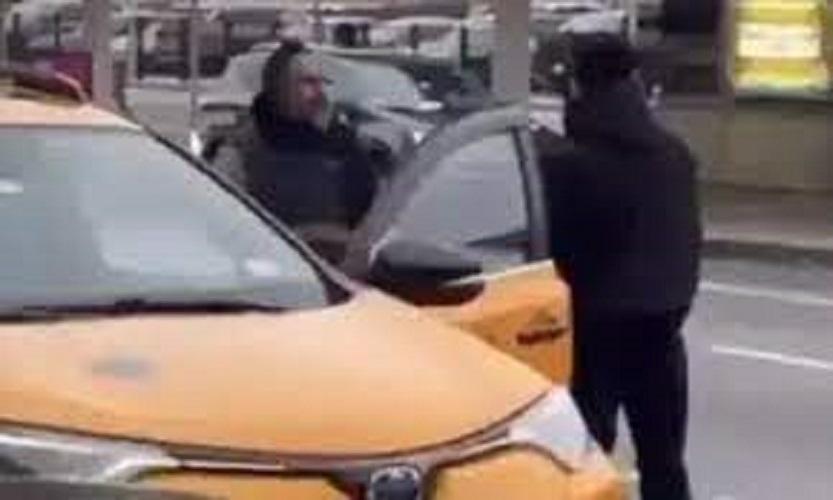 தலைப்பாகையை கீழே தள்ளி…. சீக்கியருக்கு சரமாரித் தாக்குதல்…..  அமெரிக்காவில் அதிகரிக்கும் இனவெறி….!!!