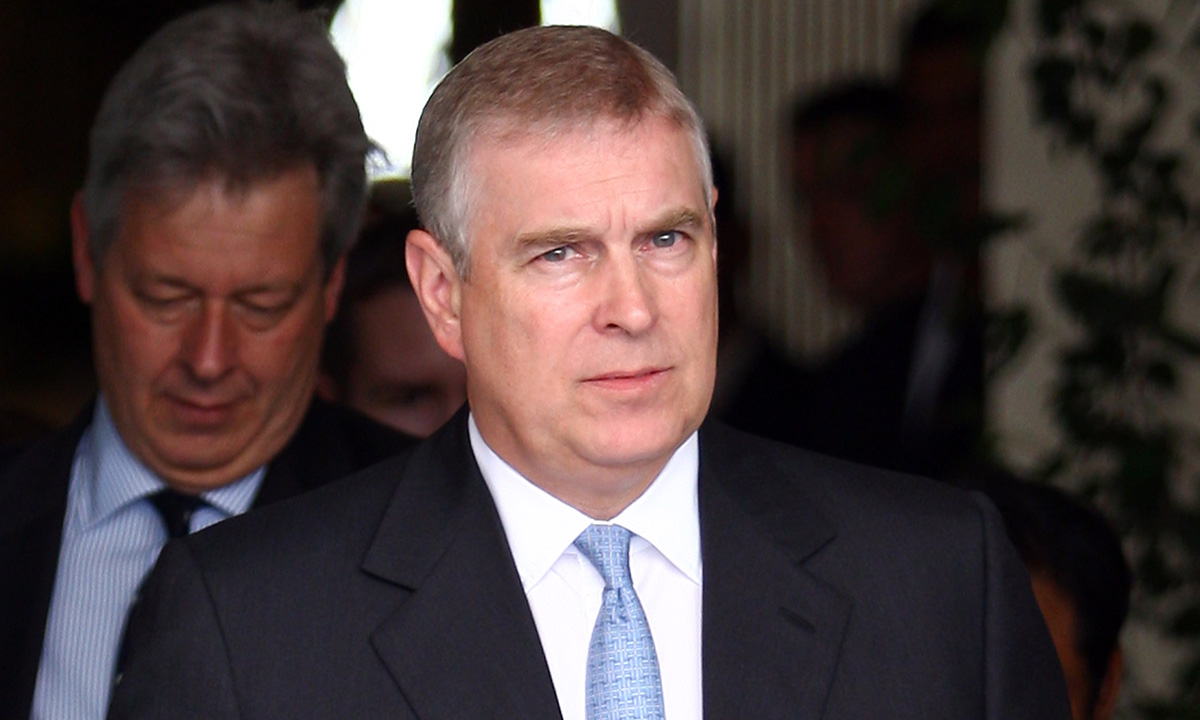 இளவரசரே இப்படியா… “நீச்சல் உடையில் பெண்களுடன்”… லீக்காகி வைரலாகும் போட்டோக்கள்..!!