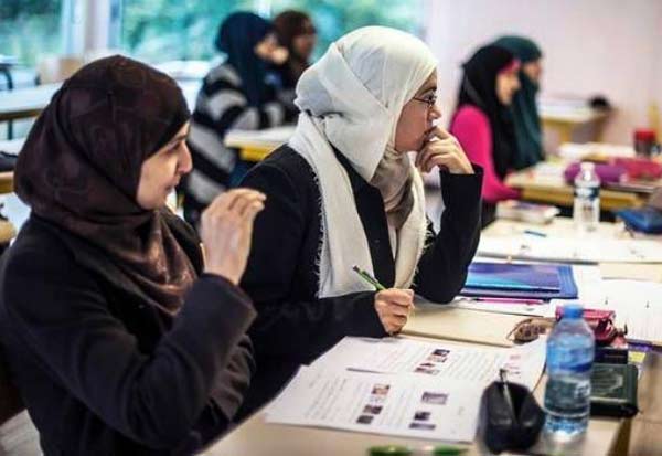 ஹிஜாப் அணிந்து தான் நாங்கள் வருவோம் இல்லையெனில்…. சர்ச்சை குறித்து பேசிய கல்வியமைச்சர்….!!!!