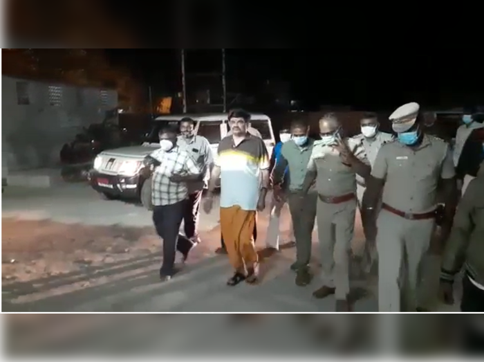 இந்தா வந்துட்டாருல்ல நம்ம தலைவரு….! திரளாக குவிந்த கூட்டம்…. களைகட்டிய சிறை வளாகம்….!!!!