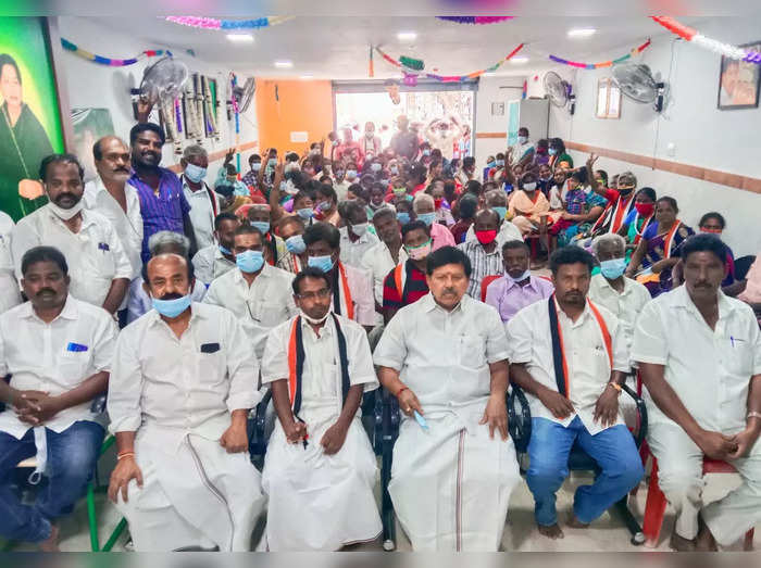 செம ட்விட்ஸ்ட் பா…. தி.மு.கவிலிருந்து அதிமுகவில் குதித்த 200 பேர்… அங்கு அங்கீகாரம் கிடைக்கலையாம்…!!!