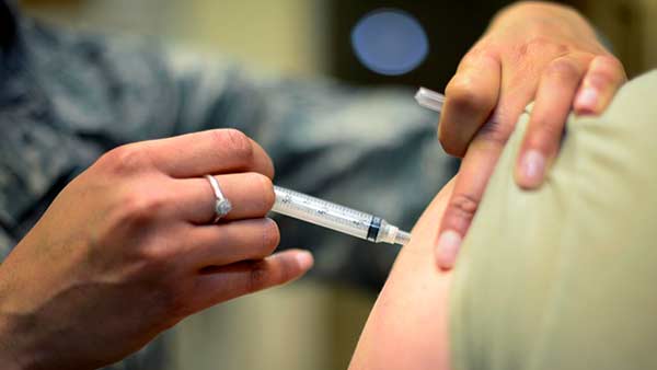 தடுப்பூசி செலுத்தி கொள்வது கட்டாயமில்லை…. அவர்கள் வீட்டிலேயே இருக்கலாம்…. முதல்-மந்திரி அதிரடி….!!!!!