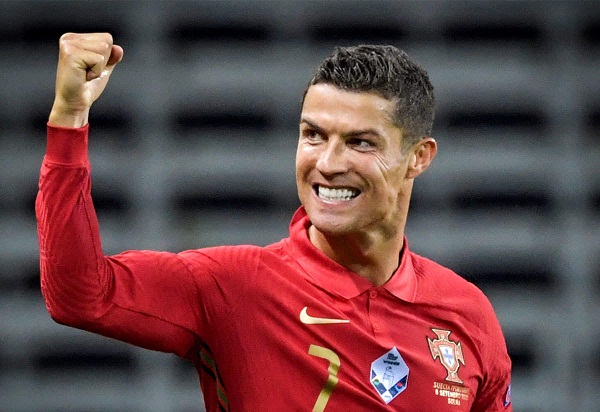 சிறந்த கால்பந்து வீரர் விருது : நட்சத்திர வீரர் ரொனால்டோ இடம்பெறவில்லை ….! ரசிகர்கள் அதிர்ச்சி ….!!!