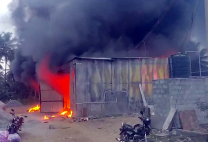 கொழுந்துவிட்டு எரிந்த பஞ்சுகள்…. அலறியடித்து ஓடிய தொழிலாளர்கள்…. பல லட்ச ரூபாய் நாசம்…!!