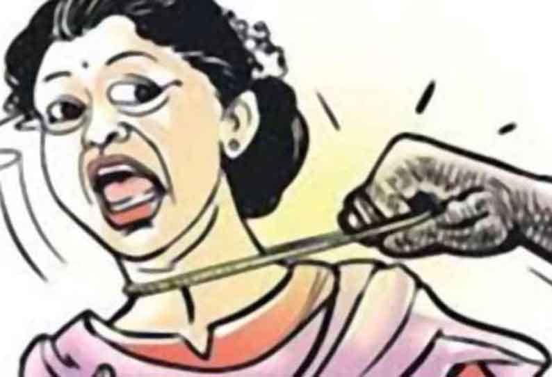 கோவில் குடமுழுக்கு விழா…. பெண்களுக்கு காத்திருந்த அதிர்ச்சி…. போலீஸ் வலைவீச்சு…!!