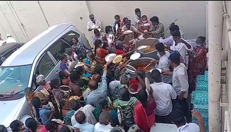 “எங்களுக்கும் பசிக்கும்ல”…. பிரியாணி வாங்க அடித்து பிடித்து ஓடிய அதிமுக ஆதரவாளர்கள்…..!!!!!