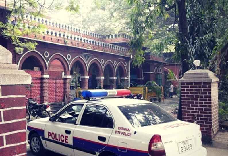 போலீசா இருந்துட்டு இப்படியா ? முகம் சுளித்த பயணிகள்…  சென்னை சென்ட்ரலில் பரபரப்பு சம்பவம் …!!