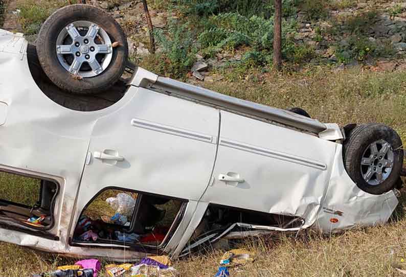 தலைக்குப்புற கவிழ்ந்த கார்…. படுகாயமடைந்த 6 பேர்…. திண்டுக்கல்லில் கோர விபத்து…!!