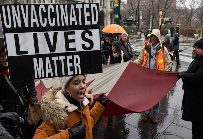 தடுப்பூசி செலுத்தாதவர்கள் பணி நீக்கமா…? போராட்டத்தில் குதித்த பணியாளர்கள்…!!!