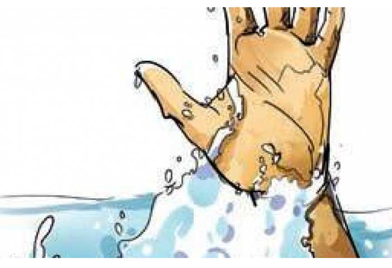 சோகம்… “கோவில் தெப்பக்குளத்தில் குளித்தபோது”… நீரில் மூழ்கி  ஒருவர் பலி..!!