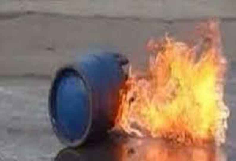 கேஸ் சிலிண்டரை திறந்து விட்டு…. பணியாளர் செய்த செயல் …. பெற்றோர் இல்லாமல் தவிக்கும் குழந்தைகள்…!!