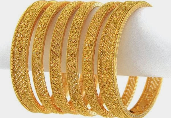 நகைப்பிரியர்களுக்கு சூப்பர் குட் நியூஸ்…. மேலும் குறைந்தது தங்கம் விலை…..!!!!!