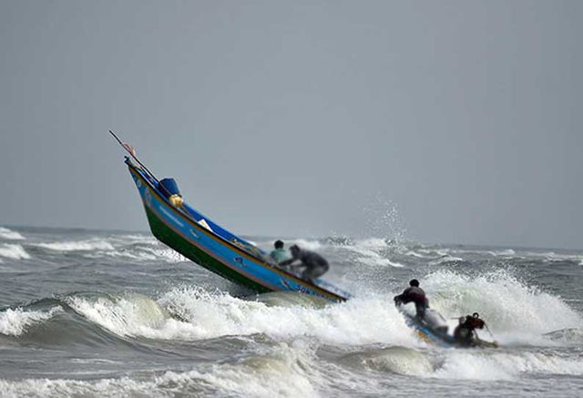 சிறைபிடிக்கப்பட்ட தமிழக மீனவர்கள் 21 பேர்…. நீதிமன்றம் அதிரடி உத்தரவு…..!!!!!