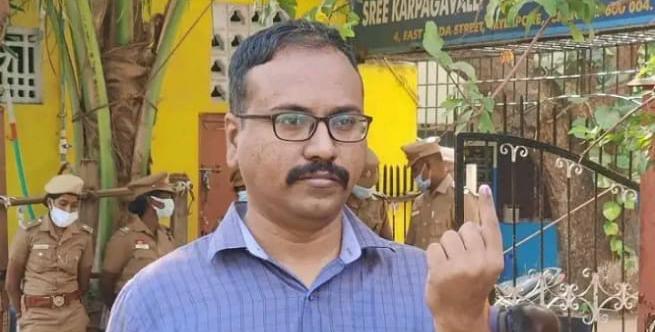 “யாருக்கும் வாக்களிக்க விரும்பவில்லை”…. பதிவு செய்த முதல் நபர்…..!!!!!