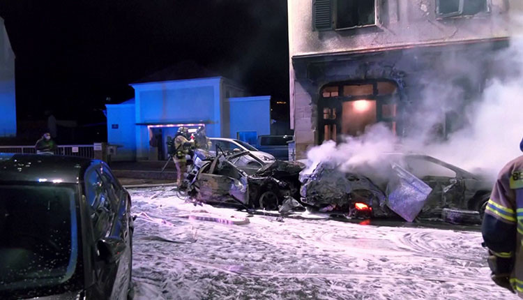 “பயங்கர வேகம்!”…. அடுக்குமாடி குடியிருப்பில் புகுந்த சரக்கு வாகனம்…. கொடூர விபத்து…!!!