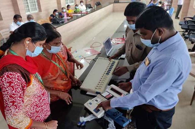 “நகர்ப்புற உள்ளாட்சி தேர்தல்”…. மின்னணு வாக்குப்பதிவு எந்திரத்தை வைத்து செயல்விளக்கம்….!!!!