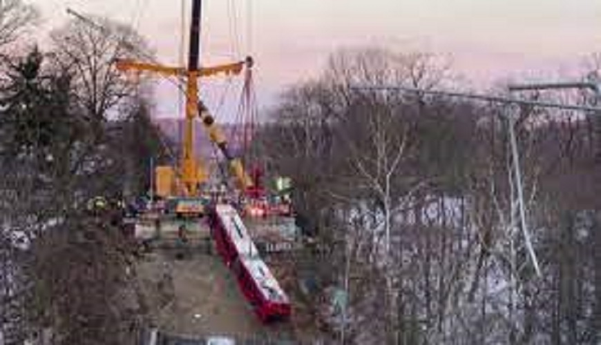 இடிந்து விழுந்த மேம்பாலம்… பள்ளத்தில் விழுந்த பேருந்து கிரேன் மூலம் மீட்பு….!!!