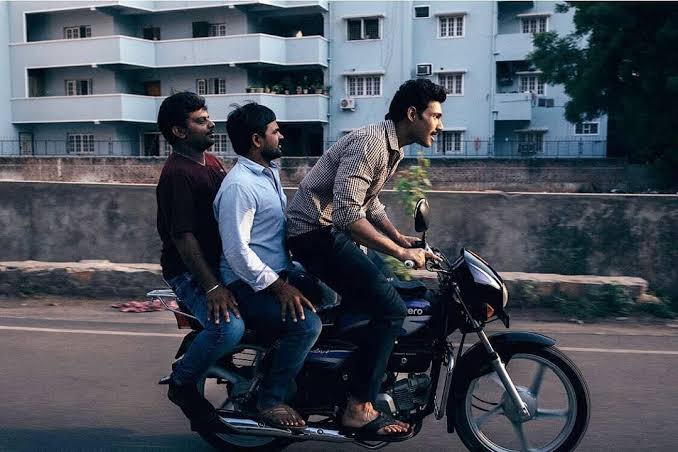 என்னடா இது…! பைக்கில் 3 பேர் போனால் அபராதம் இல்லை…. வித்தியாசமான வாக்குறுதி…!!!!!