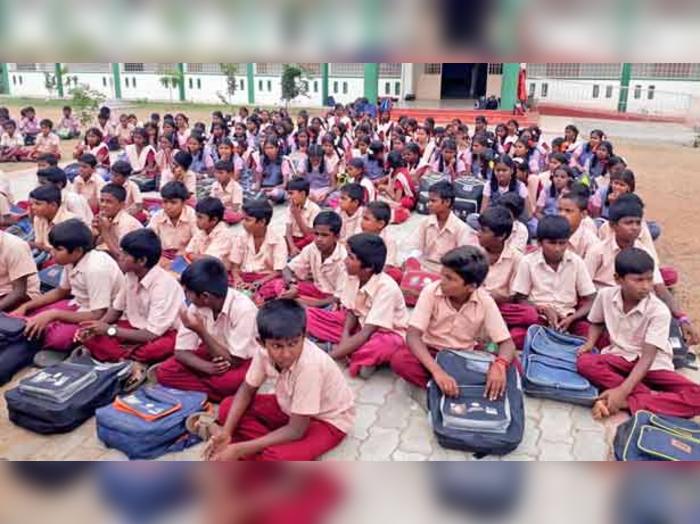 அரசுப்பள்ளி மாணவர்கள் ஷாக்…! பாடப்புத்தகங்களுக்கு கட்டணம்…. வெளியான அதிர்ச்சி நியூஸ்…!!!!!