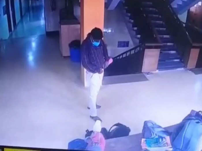 யோவ் இது காலேஜ்யா…. டிப்டாப்பாக வந்த நபர்…. செய்த மோசமான வேலை…!!!!