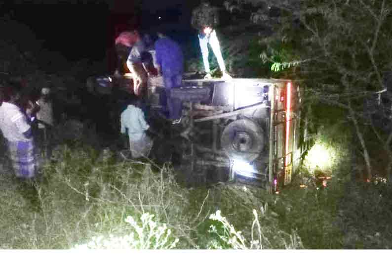 பள்ளத்தில் கவிழ்ந்த வேன்…. படுகாயமடைந்த 10 தொழிலாளர்கள்…. திண்டுக்கல்லில் கோர விபத்து…!!