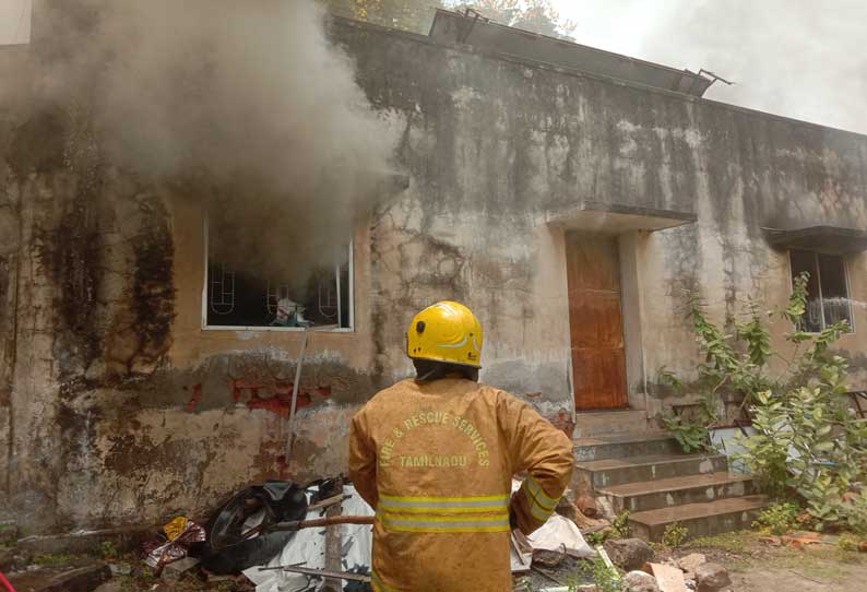 எரிந்து நாசமான பொருட்கள்…. பேரூராட்சி கட்டிடத்தில் பயங்கர தீ விபத்து…. 3 மணி நேர போராட்டம்….!!