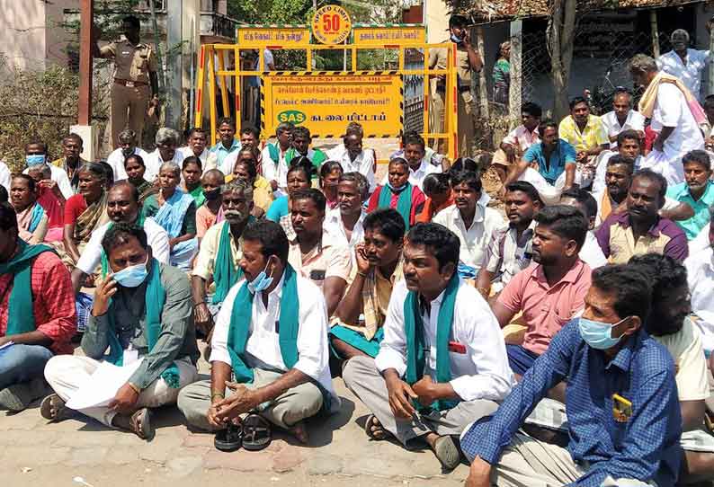 “போலியான பட்டாவை பயன்படுத்துறாங்க” விவசாயிகளின் முற்றுகை போராட்டம்…. திண்டுக்கல்லில் பரபரப்பு…!!