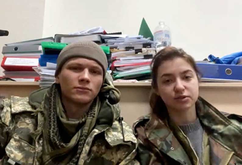 ஆயுதமேந்திய மக்கள்…. உத்வேகத்துடன் போர்க்களத்தில் புதுமணத் தம்பதிகள்….!!!