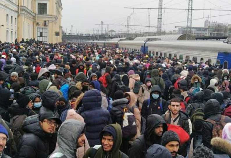 இந்தியர்களை ரயிலில் ஏற விடாமல் தடுக்கும் காவல்துறை…. உக்ரைனில் தவிக்கும் 1000 மாணவர்கள்…!!!