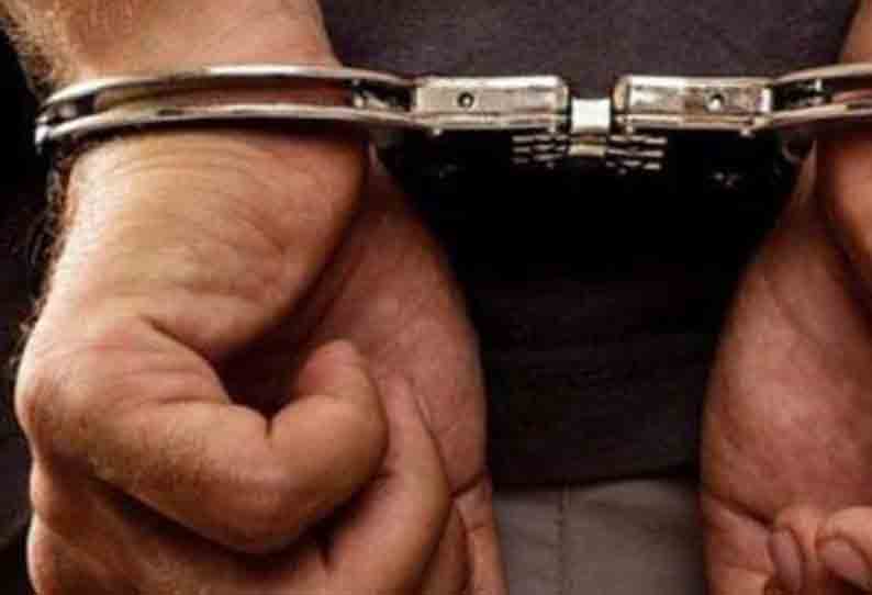 விஷேச நிகழ்ச்சிக்கு சென்ற பெண்…. வாலிபர்கள் செய்த செயல்…. போலீஸ் அதிரடி…!!