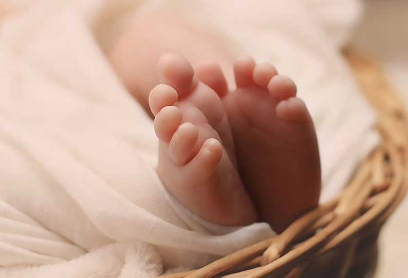 பிறந்து 7 நாட்களே ஆன நிலையில்…. பெண் குழந்தை திடீர் இறப்பு…. கதறும் குடும்பத்தினர்…!!