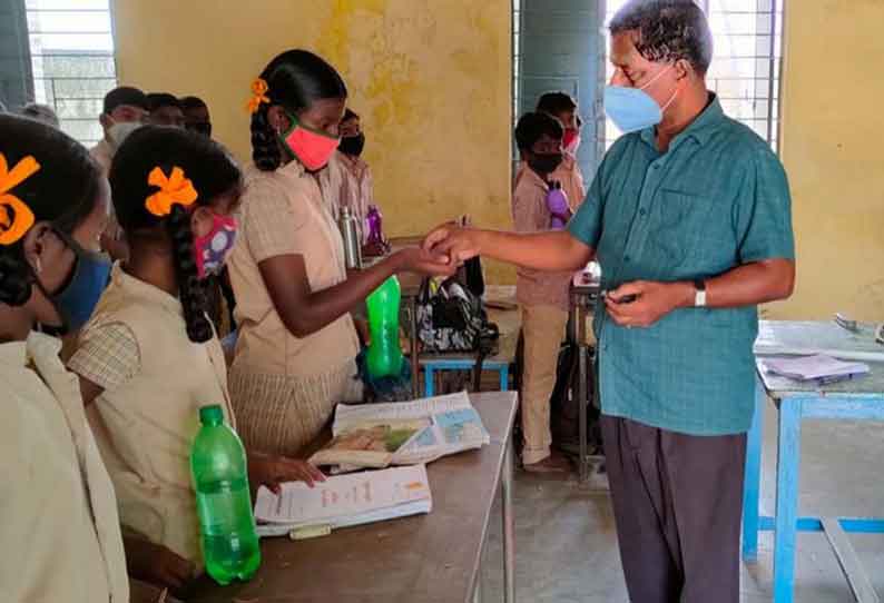 குடற்புழு நீக்க மாத்திரை வழங்கும் நிகழ்ச்சி …. கலந்துகொண்ட மாணவர்கள்…. மாத்திரையை வழங்கிய ஆசிரியர்….!!