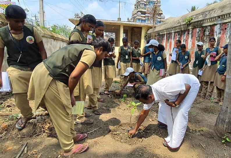 இப்படிதான் வளர்க்க வேண்டும்…. நடைபெறும் பயிற்சி முகாம்…. கலந்து கொண்ட மாணவிகள்….!!