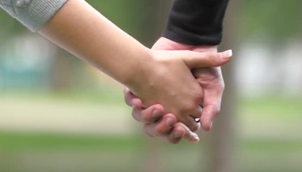 பெற்றோரின் பாச போராட்டம்…. காதல் கணவருடன் சென்ற கல்லூரி மாணவி…!!