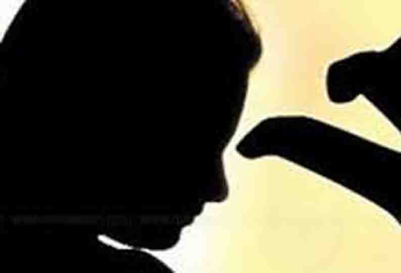 கதறி அழுத சிறுமி…. தாய்க்கு காத்திருந்த பேரதிர்ச்சி…. போக்சோவில் தூக்கிய போலீஸ்….!!