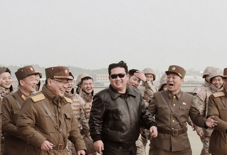 சக்திவாய்ந்த ஆயுதங்கள்: வடகொரியா தயாரிக்கும்…. அதிபர் கிம் ஜாங் உன் பேச்சு…..!!!!!